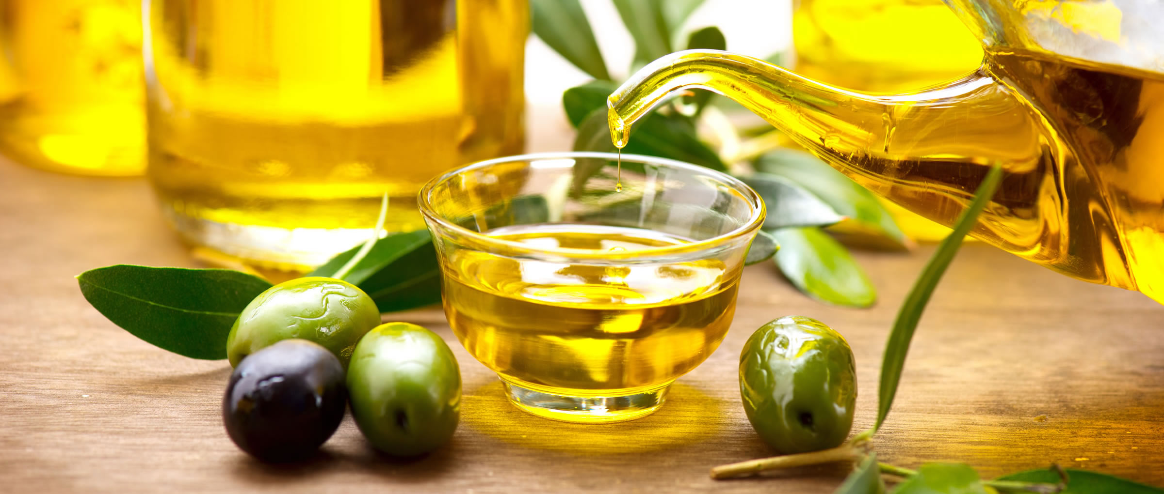 Оливковое масло имеет. Оливки фон. Оливковое масло фон. Лечебный сорт оливкового масла. Оливковое масло Испания.